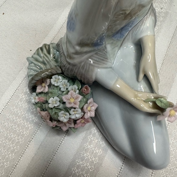 Iladro Girl Kneeling Next to Flower Basket - Picture 5 of 12